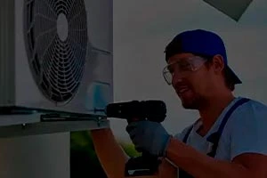 Técnico instalando um ar-condicionado na parede